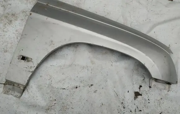 Chrysler Pacifica Fender sidabrinis