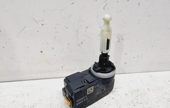 Opel Mokka B Headlight level adjustment motor 92004014