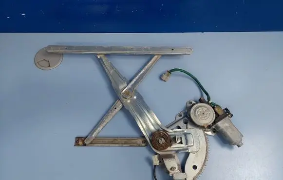 Mitsubishi Pajero Sport I Front door window regulator with motor MR144596 0621006525