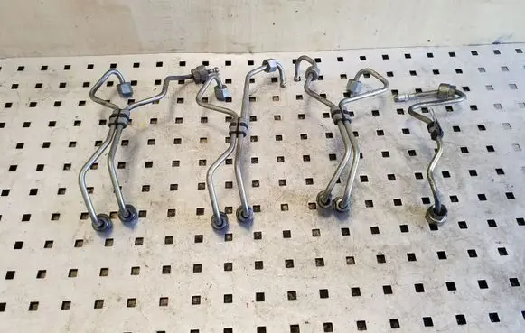 Fuel injector supply line/pipe