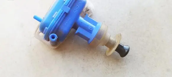 Audi 80 90 S2 B4 Central locking vacuum pump 893862123