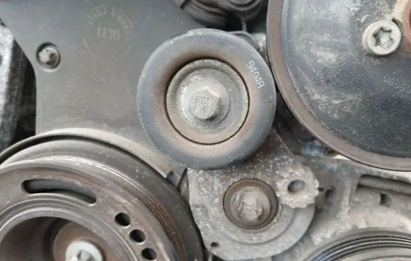Opel Zafira B Generator/alternator belt tensioner 55563512