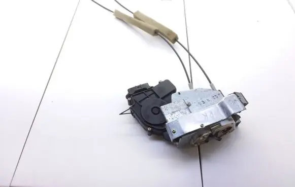 Subaru Legacy Front door lock 03825