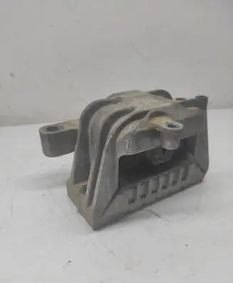 Volkswagen PASSAT B6 Engine mount bracket 1K0199262