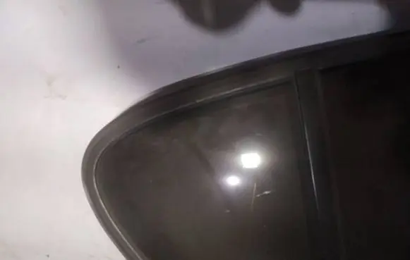Rear vent window glass
