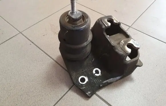 Subaru Outback (BS) Engine mount bracket