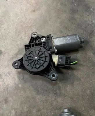 Mercedes-Benz Vito Viano W639 Front door window regulator motor 0130821940