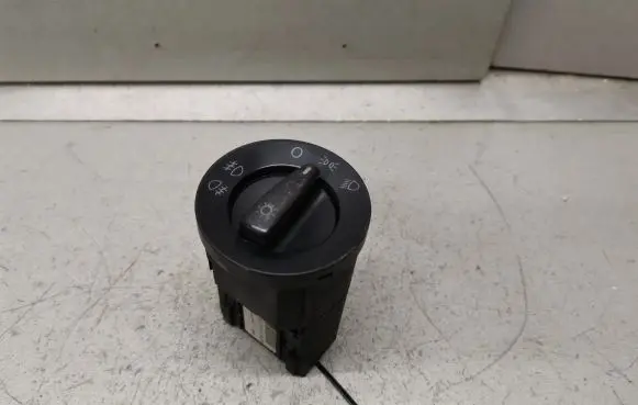 Volkswagen Golf IV Light switch 1C0941531A