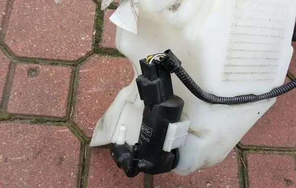 Ford Focus C-MAX Windscreen/windshield washer pump
