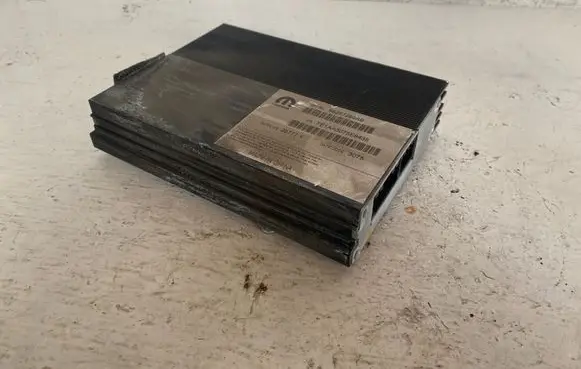 Dodge Challenger Sound amplifier 68267299AB TE1AA3075E8435 MR26777Y