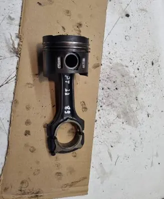 Chrysler PT Cruiser Piston with connecting rod R08857