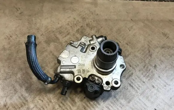 Mercedes-Benz E W212 Fuel injection high pressure pump A6510701201