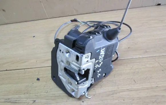 Mercedes-Benz C W203 Front door lock 2037200135