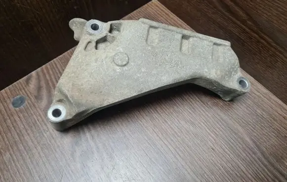 Volkswagen Transporter - Caravelle T5 Engine mounting bracket 03L199207B