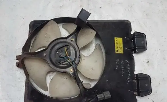 Mitsubishi Carisma Radiator cooling fan shroud