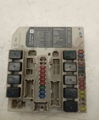 Nissan Navara D40 Fuse module 284B7EB31C 6K03 1872