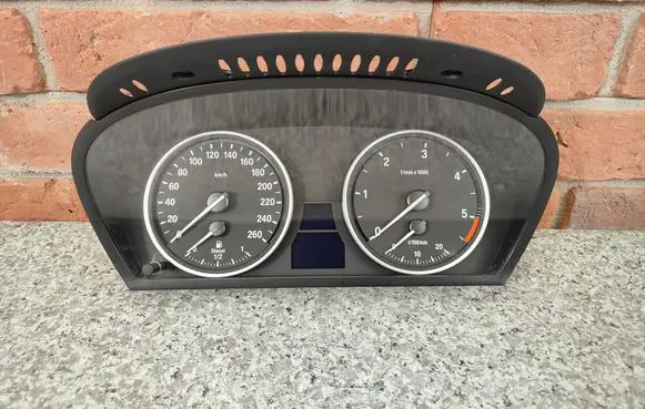 Speedometer (instrument cluster)