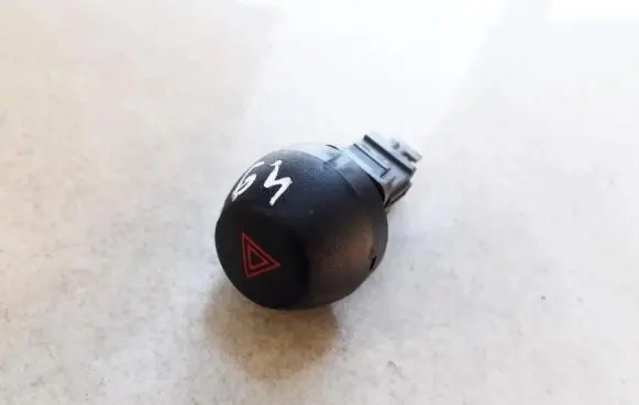 Toyota RAV 4 (XA30) Hazard light switch 15b060