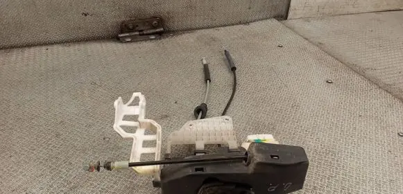 KIA Carens II Front door lock 
