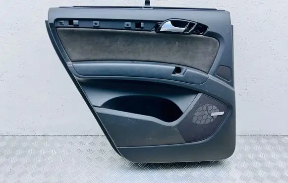 Audi Q7 4M Rear door card panel trim 4L0861333 20070306 82100001