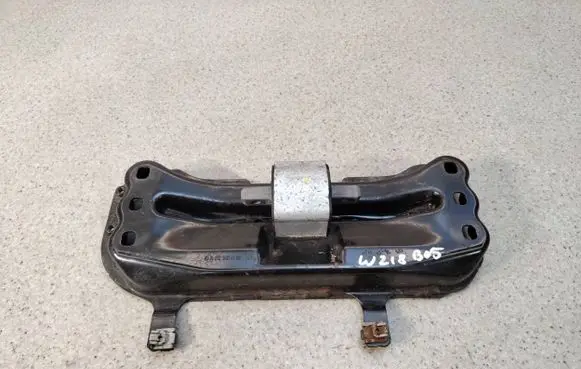 Mercedes-Benz CLS C218 X218 Gearbox mounting bracket A2122404102