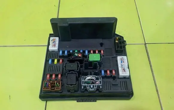 Nissan Qashqai Fuse box set 284B7JD02D BEZPIECZNIKOW