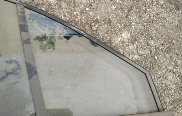 Renault Scenic II - Grand scenic II Front door vent window glass four-door 