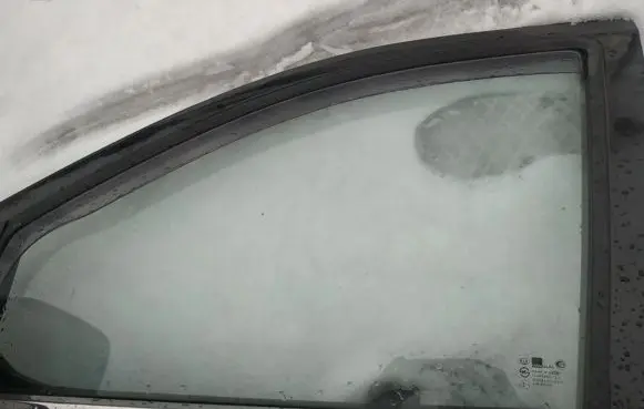 KIA Sorento Front door window glass four-door