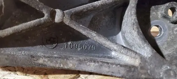 BMW 5 E39 Engine mounting bracket 1096079
