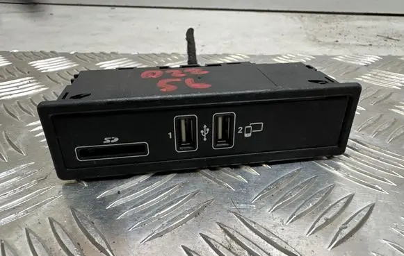 Mercedes-Benz E W213 USB socket connector A2138200400 17062019