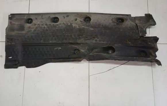 Volkswagen PASSAT B7 Engine splash shield/under tray