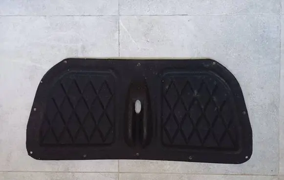 Engine bonnet/hood sound/heat insulation
