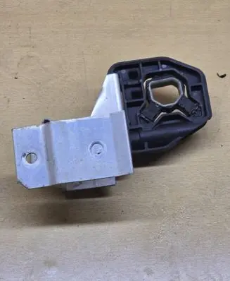 BMW 4 F32 F33 Radiator mount bracket 8620733