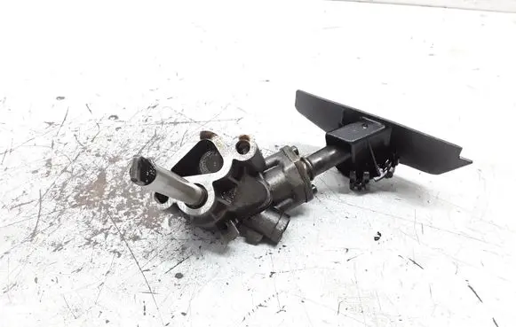 Volkswagen PASSAT B5 Oil pump 026115153