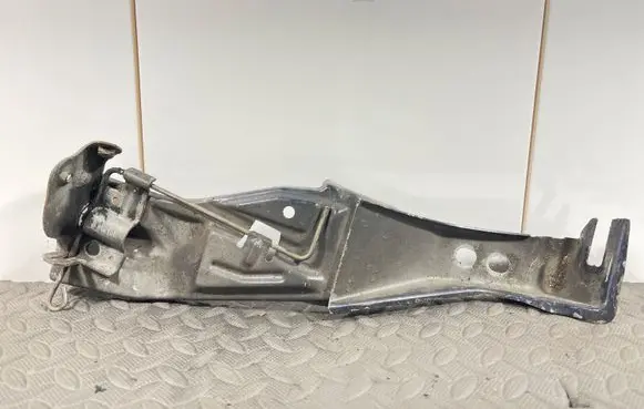 Audi A6 S6 C4 4A Radiator mount bracket 4A0805807