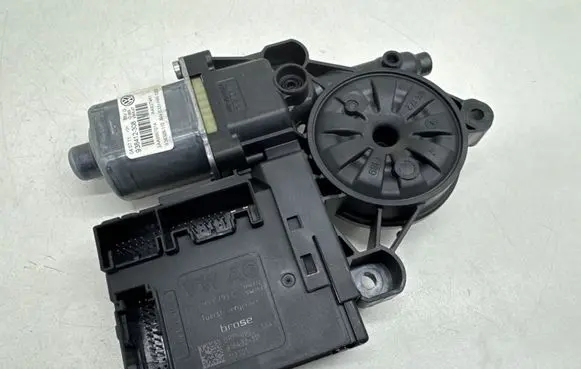 Volkswagen PASSAT B7 Front door window regulator motor 3AA959701A 3AA837461 938412308
