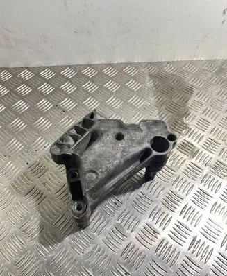 Volkswagen Touran III Engine mounting bracket 04L199207