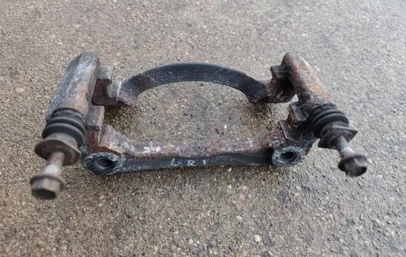 Jeep Cherokee III KJ Front Brake Caliper Pad/Carrier 