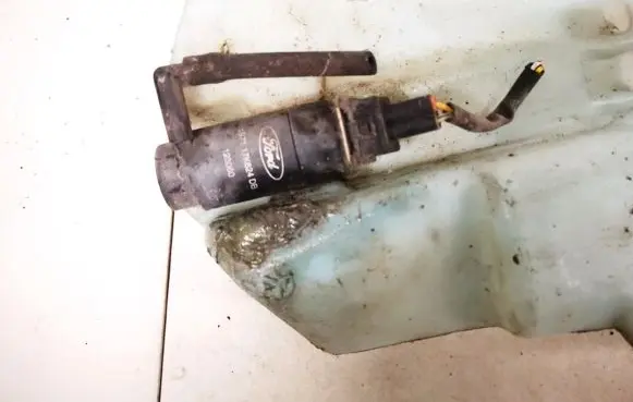 Ford Mondeo Mk III Windscreen/windshield washer pump 1s7117k624db