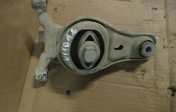 Mercedes-Benz Vito Viano W447 Engine mounting bracket