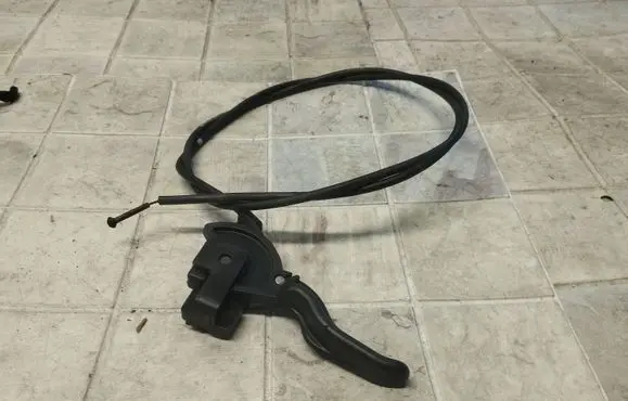 Opel Meriva A Engine bonnet (hood) release handle 13128233