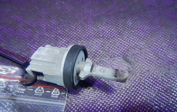 Audi A4 S4 B7 8E 8H Coolant temperature sensor 1K0907543A