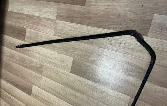 Land Rover Discovery Sport Rear door window/glass frame H0910953 JVL550