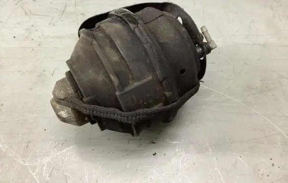 Volvo XC90 Engine mount bracket