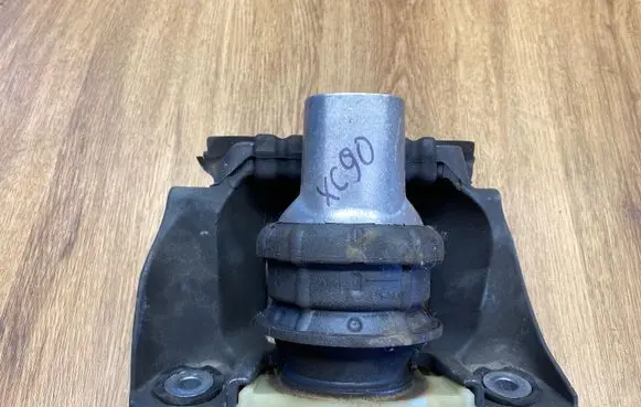 Volvo XC90 Engine mount bracket 326F22 26008