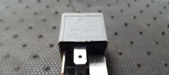 Volkswagen PASSAT B5 Other relay 8D0951253 V23134-J52-X300