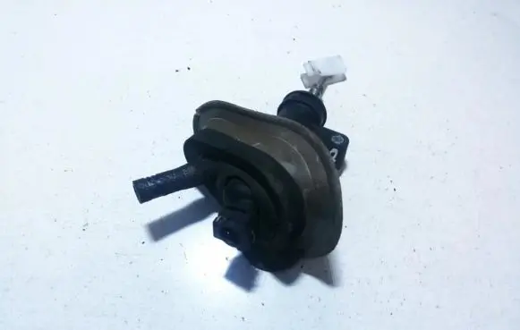 Ford Mondeo Mk III Clutch master cylinder 1s717a543af 1s71-7a543-af