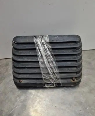 Quarter panel pressure vent