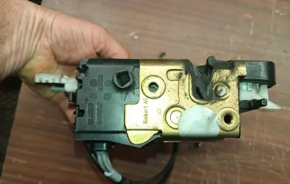 Peugeot Expert Front door lock 9681335780