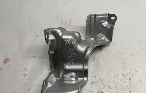 Volkswagen Jetta VII Heat shield in engine bay 04E131783F